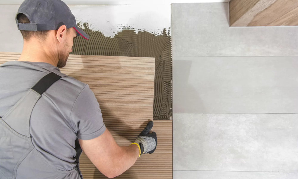 Lakásfelújítás közben dolgozó szakember Budapesten festés és burkolás