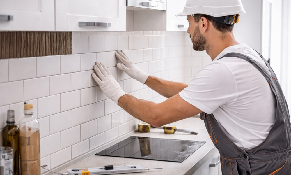 Konyha burkolás Budapesten – modern csempe és hátfal kivitelezés